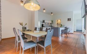 Exklusive Stadtvilla-190qm- Parkplatz- 3Schlafzimmer- 2 Bäder- Netflix- Waschmaschine- 4 Etagen-nähe Theater